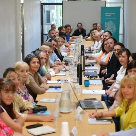 Docentes y estatales aceptaron un aumento salarial del 7% en dos tramos y volverán a negociar en septiembre