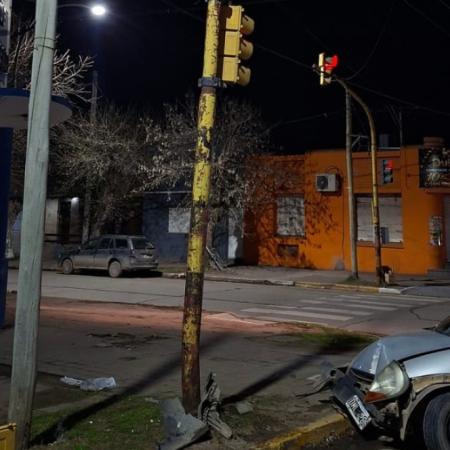 Una mala maniobra terminó con un auto contra un semáforo: la conductora sufrió heridas leves