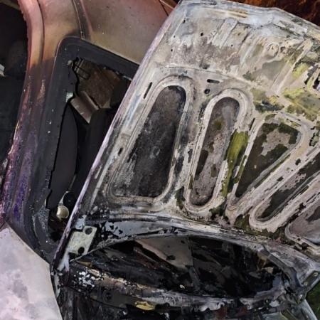 Bomberos y Defensa Civil sofocaron el incendio de un vehículo en la madrugada