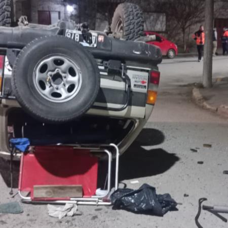 Vuelco de una camioneta en la madrugada: trabajaron Policía, Tránsito y una grúa