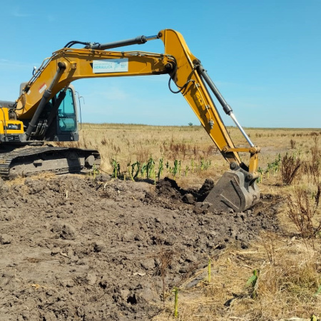 EMSUR suma una nueva retroexcavadora para enfrentar los anegamientos rurales