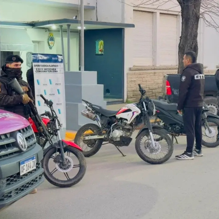 Allanamiento en Quequén por picadas: secuestraron tres motos y aprehendieron a un hombre