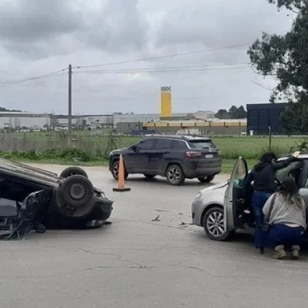 Otra vez la Ruta 88: Choque y vuelco de un vehículo frente al Parque Industrial de Mar del Plata