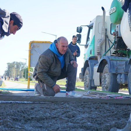 Realizan trabajos de hormigón para reparar calles dañadas y mejorar las rampas de la bicisenda de la 75