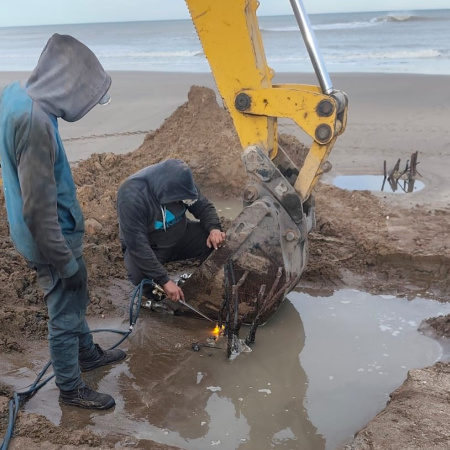 Trabajos preventivos en el muelle: retiraron varios hierros que habían quedado expuestos por la bajante