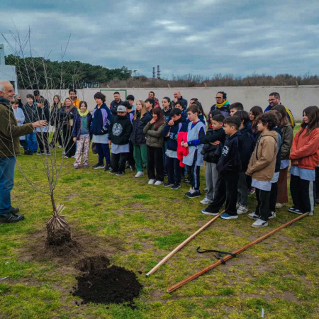 Más de 300 personas participaron de una jornada ambiental de Puerto Ciudad en la Escuela Nº 50
