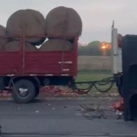 Tremendo choque entre camiones en la Ruta 2: uno volcó y el otro terminó destrozado