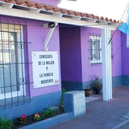Amenazó de muerte a su pareja con un cuchillo y fue detenido tras enfrentarse con la Policía