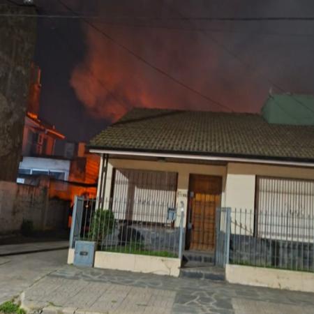 Controlaron un incendio en calle 63 y evitaron que las llamas alcanzaran viviendas