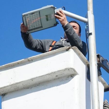 Renuevan el alumbrado en la Plaza Güemes del Barrio Banco Provincia