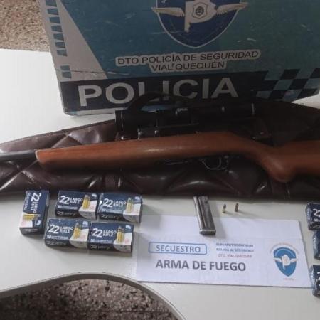 Aprehenden a un hombre con una carabina cargada y 457 municiones durante un operativo vial en Quequén