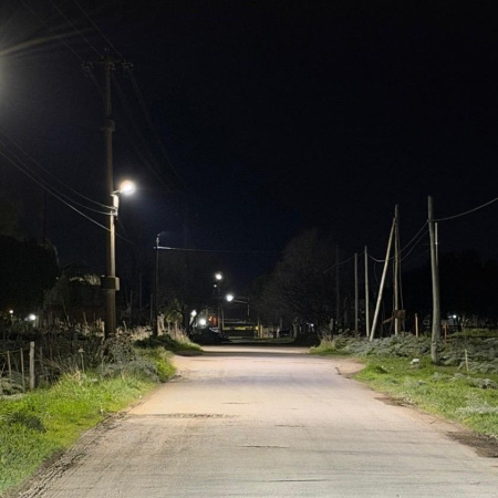 Continúa la instalación de nuevo alumbrado público en Quequén