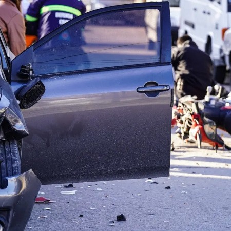 Un motociclista fue trasladado al hospital tras un choque en 63 y 52