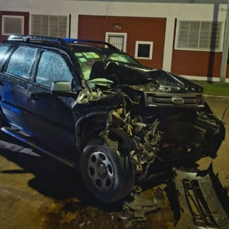 Grave accidente en Quequén: una camioneta chocó contra un camión y un hombre resultó gravemente herido