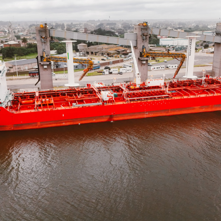 Innovación tecnológica y sustentabilidad en Puerto Quequén: arribó el buque "Santiago I" equipado con modernas velas de succión