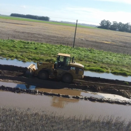 Intensificaron los trabajos de mantenimiento de canales en el sector rural