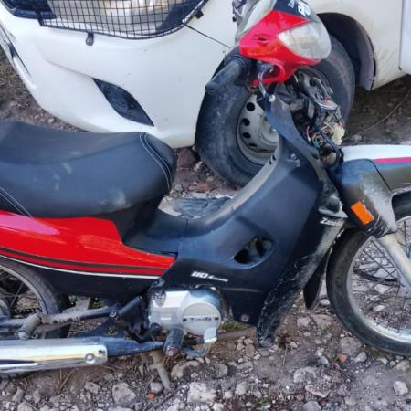 Hallan una moto abandonada en un terreno baldío y la Policía la secuestró