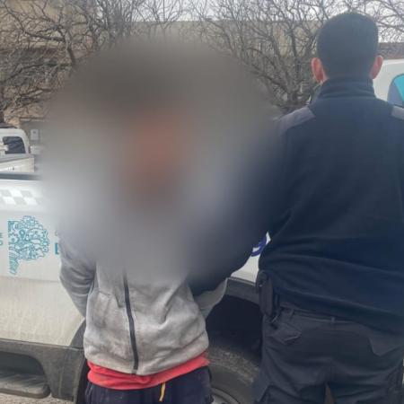Rompió una vivienda, escapó de la Policía y otro hombre cayó con cocaína y cuatro cuchillos