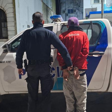 Detectado a tiempo: las cámaras vieron a un joven armado y la Policía lo interceptó antes de que ocurriera un hecho