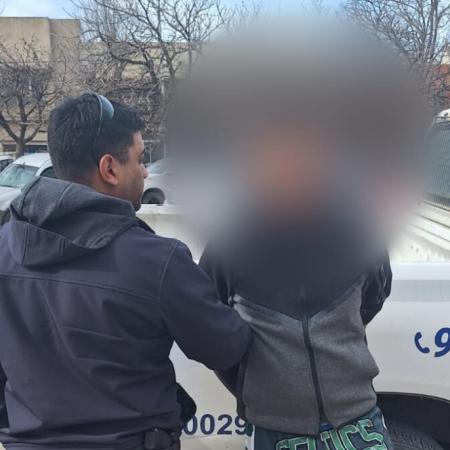 Lo encontraron herido en la casa de su expareja y quedó detenido porque era buscado por la Justicia