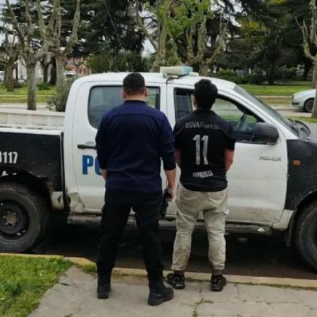 Locura total: Aprehendieron a un hombre por intimidar con una carabina en una escuela de Claraz
