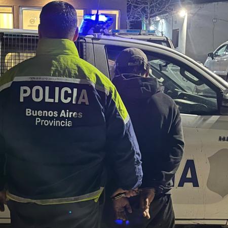Aprehendieron a un hombre acusado de amenazar con un cuchillo a su pareja y sus hijos