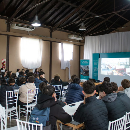 Puerto Quequén recibió a 43 estudiantes de una escuela de Villa Devoto