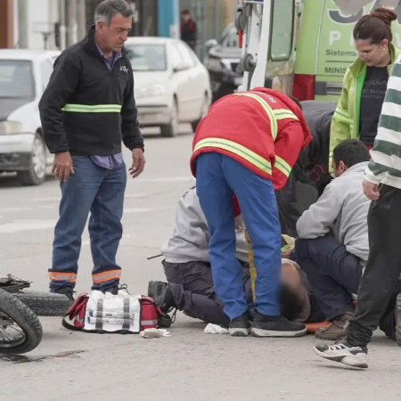 Un motociclista resultó hospitalizado tras chocar contra un auto en Quequén