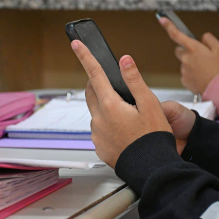 Ya es Ley la prohibición del uso de celulares en las escuelas bonaerenses