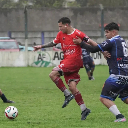 Liga Necochea: Villa Díaz Vélez recuperó el liderazgo y un vibrante 4-4 iluminó la tarde lluviosa en Quequén