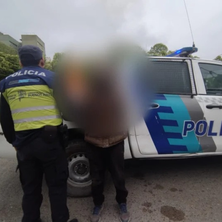 Vecinos redujeron a un hombre que intentó robar un cajón de cerveza y una bicicleta