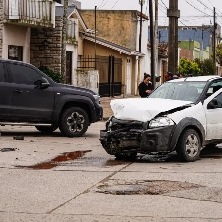 Qué mal manejamos: fuerte choque entre dos camionetas en 42 y 63