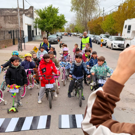 Educando a los futuros conductores: los chicos del Jardín Lassalle llevaron la educación vial a la práctica
