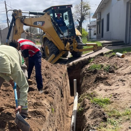 Realizan obras de cloacas en Necochea y Quequén para avanzar con servicios básicos en los barrios