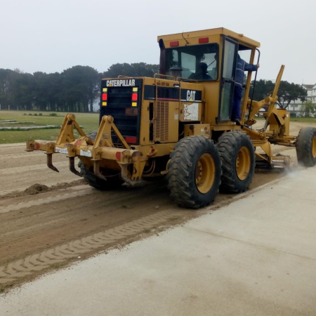 Se realizan trabajos de mejora en la pista de atletismo del Polideportivo Municipal