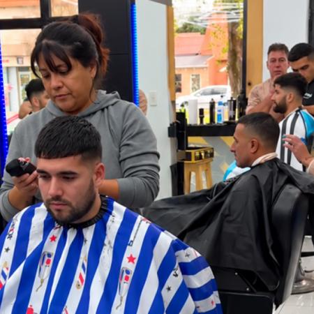 Descabellados celebra Halloween con los chicos y busca incorporar nuevos barberos a su equipo