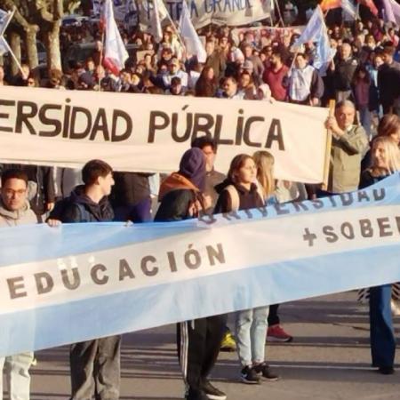 Necochea marchó en defensa de la universidad pública y reclamó más presupuesto para la educación