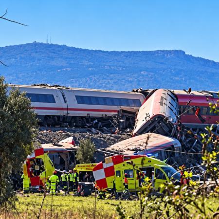 Tragedia ferroviaria en España: 64 muertos tras el choque de un AVE y un tren Iryo en Toledo