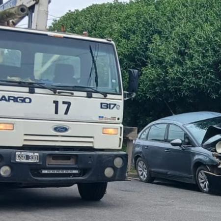 Impactó contra una columna en plena madrugada y terminó hospitalizado